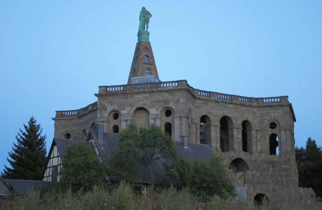 Der Herkules in der Abenddmmerung am Tag der letzten beleuchteten Wasserspiele, dem 1.9.2012.
