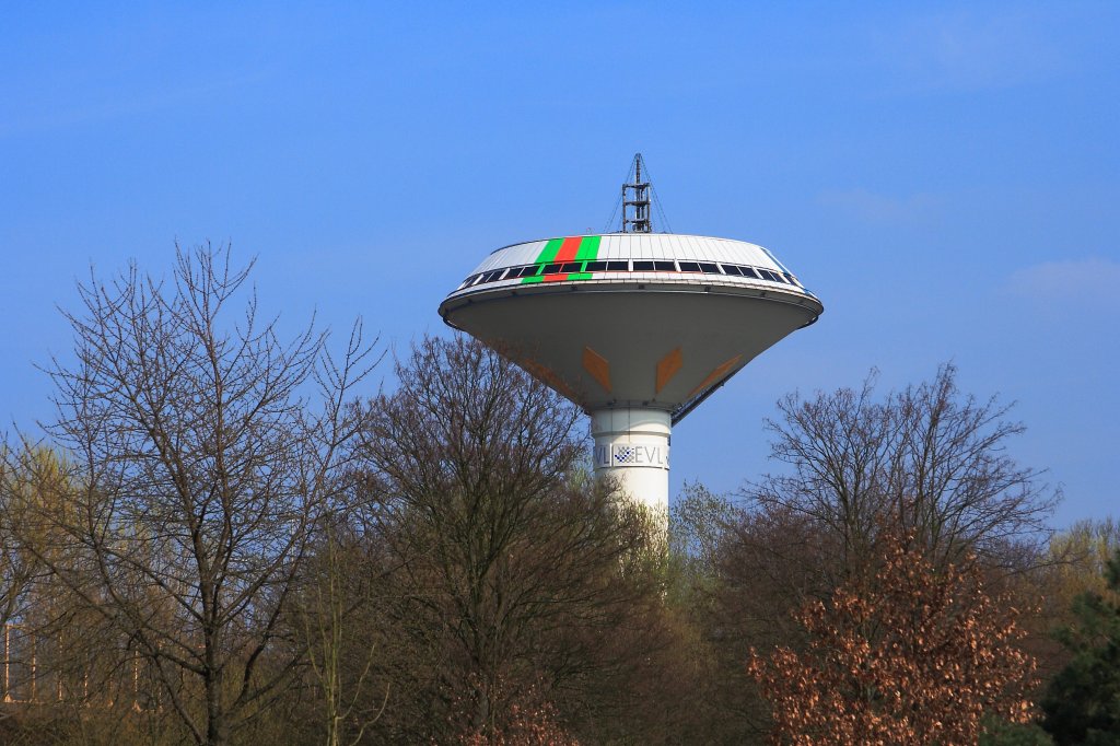 Der hier zu sehende Wasserturm in Leverkusen-Brrig (Olof-Palme-Strae) wurde 1978 fertiggestellt, hat eine Hhe von 72,45 Metern, ein Fassungsvolumen von 4000 m und verfgt ber eine Aussichtsplattform, von welcher man einen sehr schnen Blick ber die Stadt, in Richtung Dsseldorf und Kln, ins Bergische Land und, bei klarer Sicht, bis ins Siebengebirge hat. Die Aufnahme erfolgte am 24.03.2012 von Leverkusen-Wiesdorf aus.