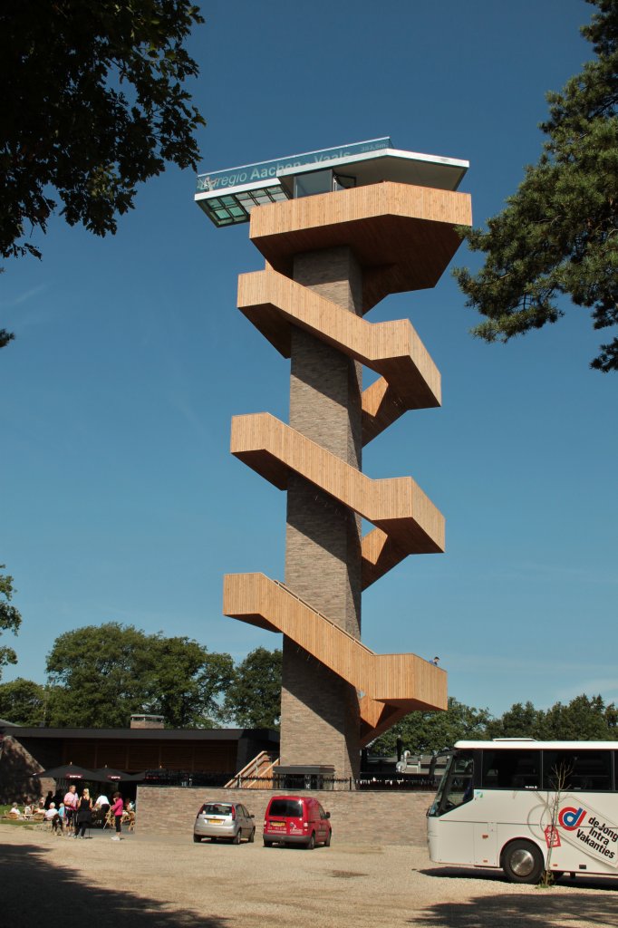 Der hchste Punkt der Niederlande, 353,5 meter ber Normal null. Dieser 35 meter hohe Turm steht am Dreilnderpunkt in Aachen. Hier treffen die Grenzen von Deutschland, Belgien und den Niederlanden aufeinander. Neugierige knnen ihren  Blick von dem Turm ber die drei Lnder schweifen lassen und Mutige ber den  Skywalk  gehen und den Blick in die Tiefe genieen. Ich habe es leider nicht geschafft den Balkon mit der durchsichtigen Brstung und Boden zu betreten, meine Hhenangst war strker. (04.08.2011)