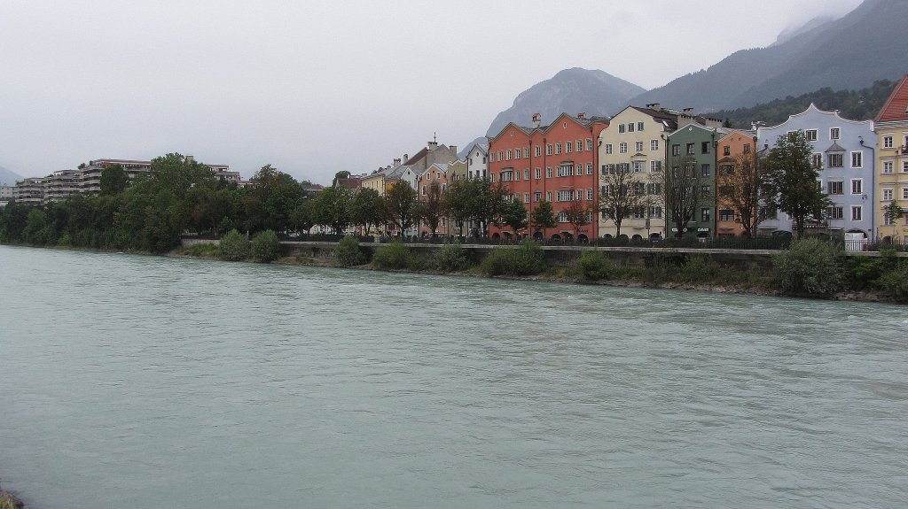 Der Inn fliet durch die Tiroler Landeshauptstadt Innsbruck. Hier Blick vom rechten auf das linke Innufer gegen die Strmung.(29.6.2013)
