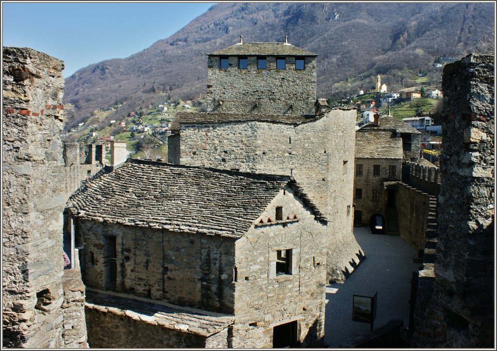 Der Innenhof des Castello di Montebello,dem ehemaligen Sitz des Schwyzer Landvogts.
(21.03.2011)