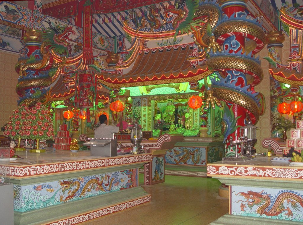 Der Innenraum des chinesischen buddhistischen Tempels in Lamplaimat, einer Kleinstadt im Nordosten Thailands, am 22.06.2010