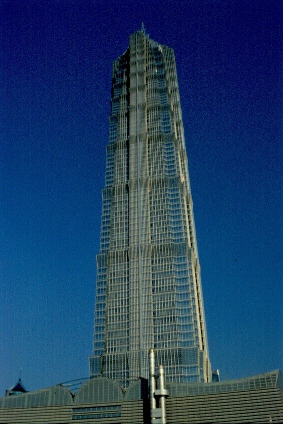 Der Jin Mao Tower im Stadtteil von Pudong in Shanghai im November 2002. Der Turm ist sowohl Broturm als auch Hotel. Das  Grand Hyatt Shanghai Hotel  beginnt im 53. Stock und endet im 87. Stock des Gebudes. Das Hotel gehrt demnach zu den  hchsten Hotels der Welt .