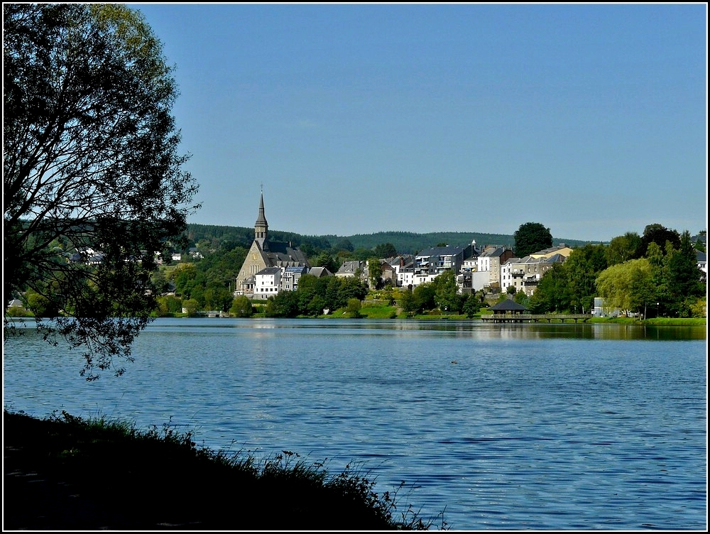 Der Kirche von Vielsalm liegt am malerischen See. 06.08.2010 (Jeanny) 