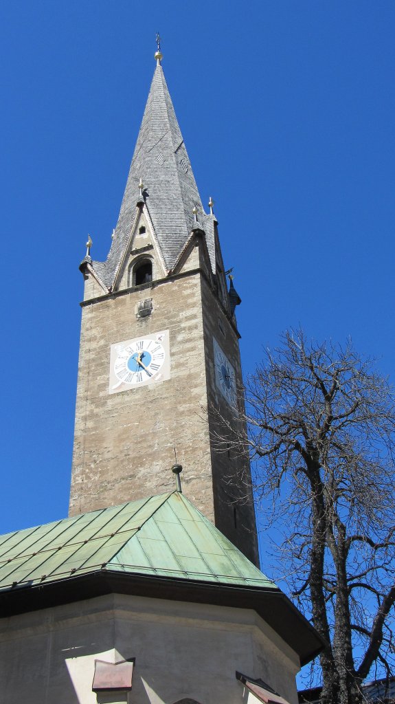 Der Kirchturm der offiziellen Kitzbheler Stadtkirche, in der der Groteil der Messen gehalten wird.(21.4.2012)