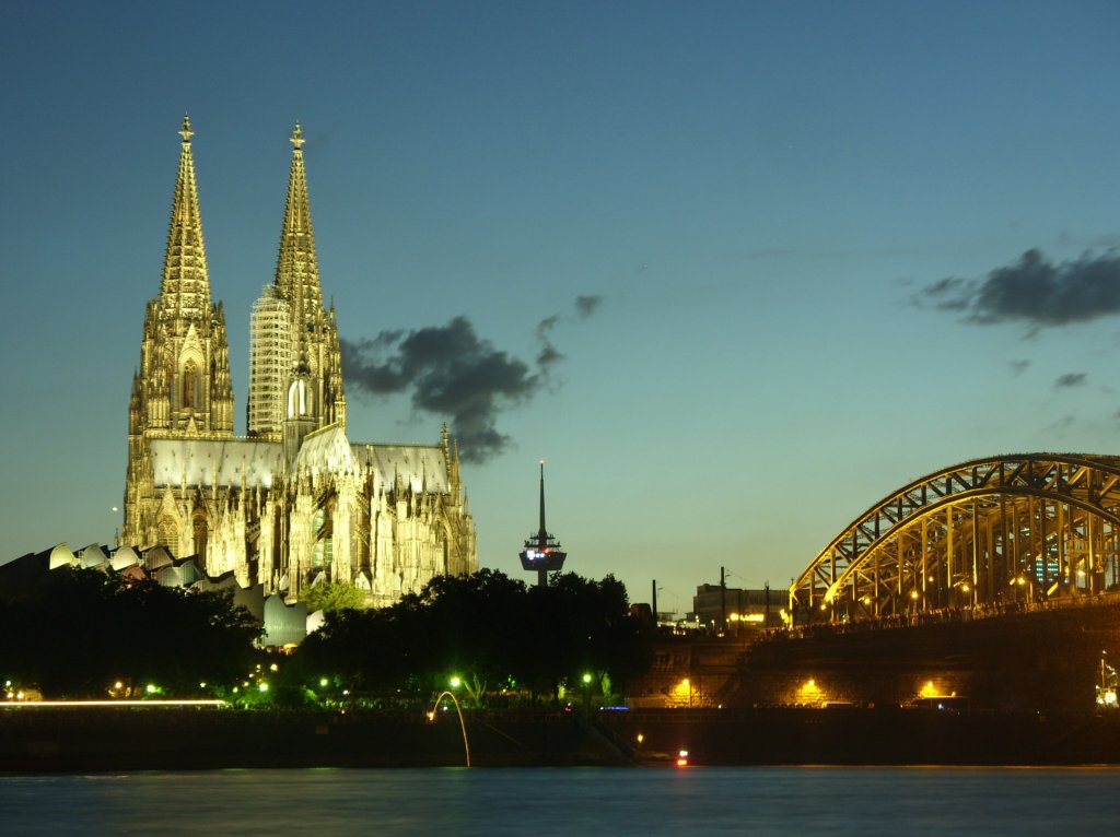 Der Klner Dom und die Hohenzollernbrcke am 17.07.2010 in der letzten Helligkeit des Abends.