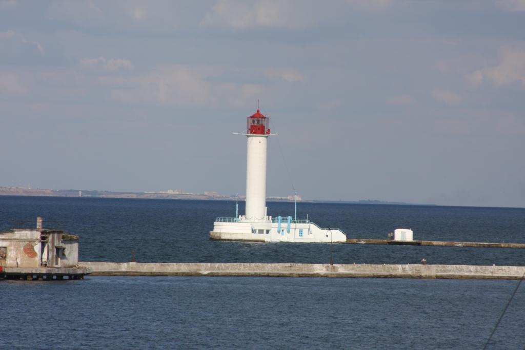 Der Leuchtturm an der Hafeneinfahrt der Schwarzmeer Metropole Odessa
in der Ukraine am 4.9.2009.