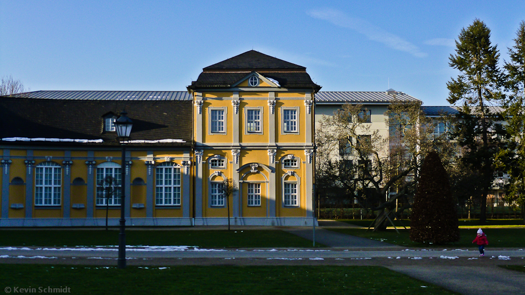 Der Lichteinfall der winterlichen tiefstehenden Abendsonne hebt die typisch sptbarocke Verzierung eines der beiden ueren Pavillons der Orangerie in Gera besonders hervor. (02.03.2013)