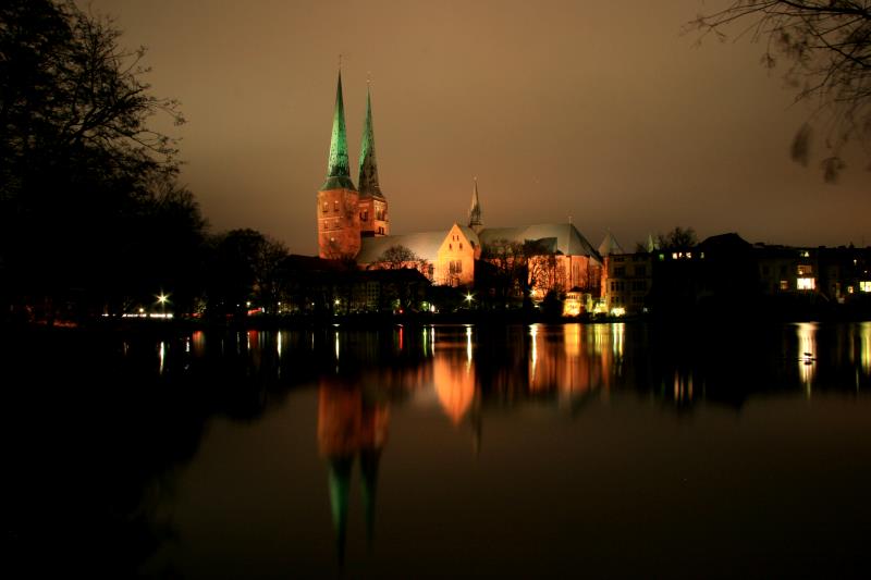 Der Lbecker Dom mit dem Mhlenteich im Vordergrund; 26.12.2011