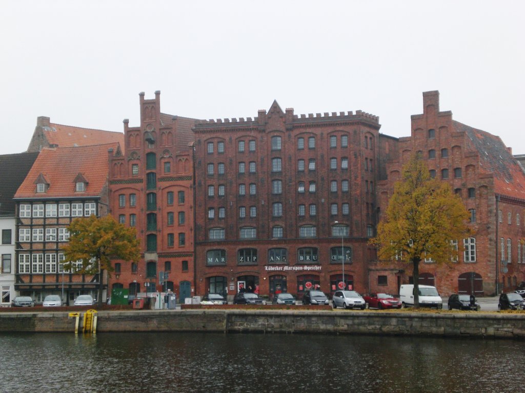 Der Lbecker Marzipan Speicher am Ufer der Untertrave.(24.10.2009)