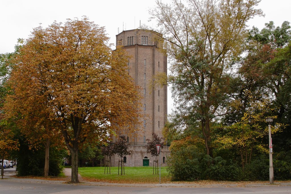 Der Lutherplatz in Halle/Saale mit dem noch in Betrieb befindlichen Wasserturm Sd, aufgenommen am 05.10.2011.