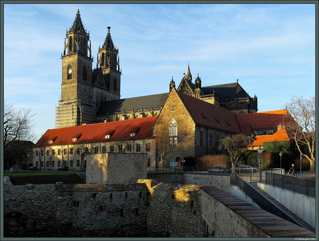 Der Magdeburger Dom ist das lteste gotische Bauwerk in Deutschland und weithin sichtbares Wahrzeichen der Stadt Magdeburg. Im Vordergrund Reste der Bastion Cleve. (06.02.2013)