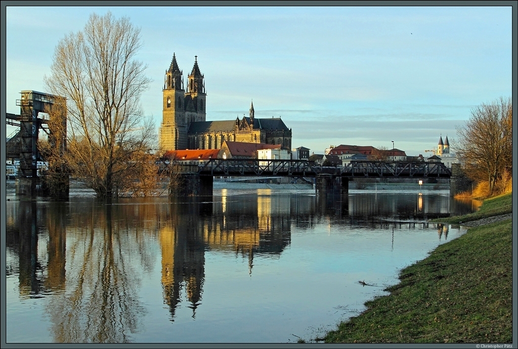 Der Magdeburger Dom spiegelt sich im Wasser der Elbe. Im Vordergrund die Hubbrcke der stillgelegten Bahnstrecke Magdeburg-Buckau - Biederitz. (6.2.2013)