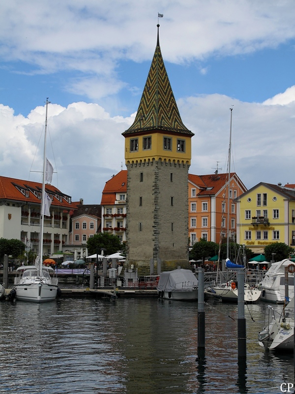 Der Mangenturm in Lindau wurde im 12. Jahrhundert als Leuchturm errichtet. Noch heute ist er ein bedeutendes Wahrzeichen der Stadt am Bodensee. (15.08.2011)