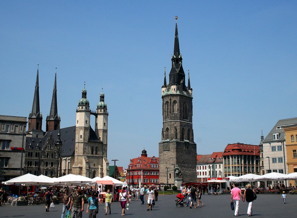 Der Marktplatz in Halle/S. mit den  5 Trmen , den wohl bekanntesten Wahrzeichen der Stadt, aufgenommen am 03.07.2010.