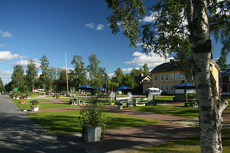 Der Marktplatz in Jokkmokk, trotz des schnen Wetters ist kaum ein Mensch unterwegs. Aufnahme vom 02.08.2008 