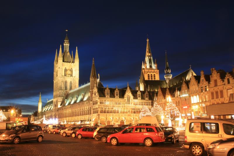 Der Marktplatz mit Tuchhalle und Sankt-Martins-Kathedrale in Ieper vor dem 4. Advent; 15.12.2010