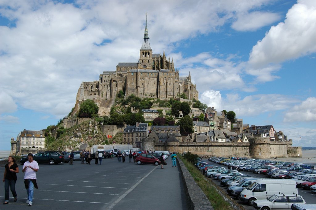 Der Mont Saint-Michel ist eine felsige Insel im rmelkanal an der Mndung des Couesnon etwa einen Kilometer vor der Kste der Normandie.Die ohne Bauten rund 46 Meter hohe Insel ist berhmt fr das auf ihr erbaute Benediktinerkloster.