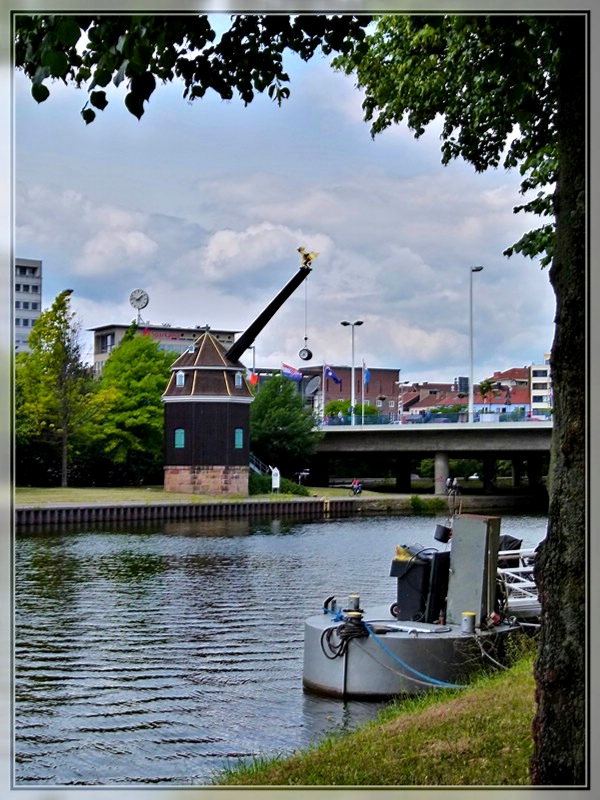 Der Nachbau eines alten Krans steht am linken Saarufer in Saarbrcken. 28.05.2011 (Jeanny)