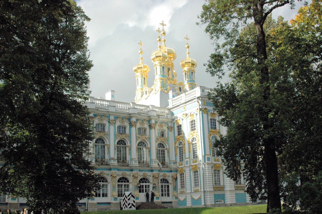 Der Name dieses Gebudes geht auf Katharina I. zurck. Diese lie 1718 von Johann Friedrich Braunstein den Sommerpalast (Katharinenpalast) errichten. Dieser befindet sich in Puschkin, einer Stadt etwa 25 km sdlich von Sankt Petersburg. Frher war der Katharinenpalast die Residenz des Zaren. Hier befindet sich auch das Bernsteinzimmer.  Gesehen am 19.09.2010. 

