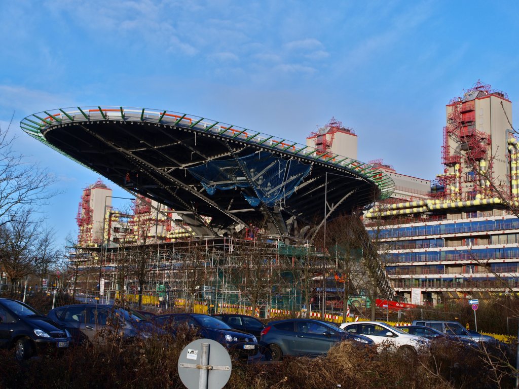 Der neue Hubschrauberlandeplatz vor dem Aachener Klinikum am 08.01.2011. Auf dieser Konstruktion sollen ab mitte 2011 in 15 meter Hhe bis zu zwei Rettungshubschrauber gleichzeitig landen bzw. stehen knnen. Die Patienten werden dann ber einen Schrgaufzug von der Plattform zur Erstversorgung in die Unfallambulanz gefahren. Da der alte Landeplatz liegt ca. 300 meter vom Klinikum entfernt. Die Patienten mssen aus dem Hubschrauber in einen Krankenwagen verladen und dann ber einen kurvigen Weg zum Klinikum gebracht werden. Der neue Hubschrauberlandeplatz hat hier in Aachen auch schon seinen Spitznamen, er wird von den chern  die Hand Gottes  genannt. 