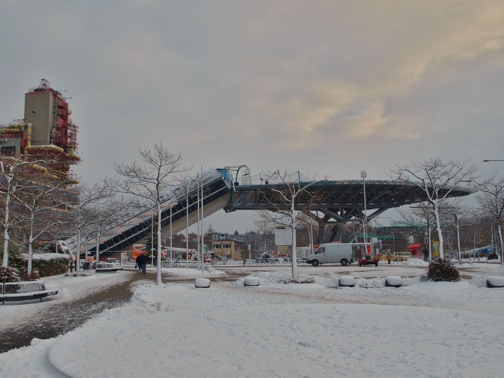 Der neue Hubschrauberlandeplatz vor dem Aachener Klinikum am 20.12.2010. Auf dieser Konstruktion sollen ab mitte 2011 in 15 meter Hhe bis zu zwei Rettungshubschrauber gleichzeitig landen bzw. stehen knnen. Die Patienten werden dann ber einen Schrgaufzug von der Plattform zur Erstversorgung in die Unfallambulanz gefahren. Da der alte Landeplatz liegt ca. 300 meter vom Klinikum entfernt. Die Patienten mssen aus dem Hubschrauber in einen Krankenwagen verladen und dann ber einen kurvigen Weg zum Klinikum gebracht werden. Der neue Hubschrauberlandeplatz hat hier in Aachen auch schon seinen Spitznamen, er wird von den chern  die Hand Gottes  genannt. 