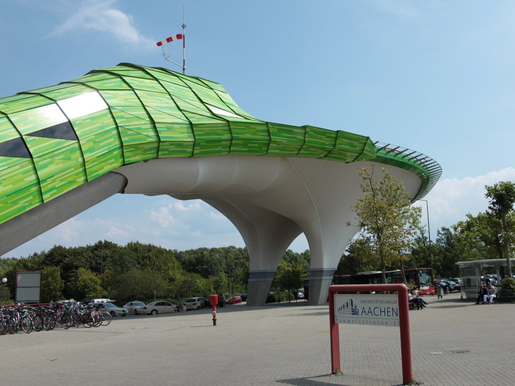 Der neue Hubschrauberlandeplatz vor dem Aachener Klinikum am 04.08.2011. Auf dieser Konstruktion knnen seit dem 01.08.2011 in 15 meter Hhe bis zu zwei Rettungshubschrauber gleichzeitig landen bzw. stehen. Die Patienten werden dann ber einen Schrgaufzug von der Plattform zur Erstversorgung in die Unfallambulanz gefahren. Der neue Hubschrauberlandeplatz hat hier in Aachen auch schon seinen Spitznamen, er wird von den chern  die Hand Gottes  genannt. 