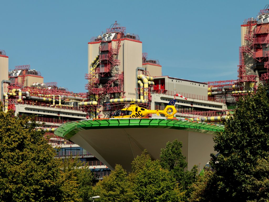 Der neue Hubschrauberlandeplatz vor dem Aachener Klinikum mit einem Rettungshubschrauber des ADAC am 04.08.2011. Auf dieser Konstruktion knnen seit dem 01.08.2011 in 15 meter Hhe bis zu zwei Rettungshubschrauber gleichzeitig landen bzw. stehen. Die Patienten werden dann ber einen Schrgaufzug von der Plattform zur Erstversorgung in die Unfallambulanz gefahren. Der neue Hubschrauberlandeplatz hat hier in Aachen auch schon seinen Spitznamen, er wird von den chern  die Hand Gottes  genannt. 