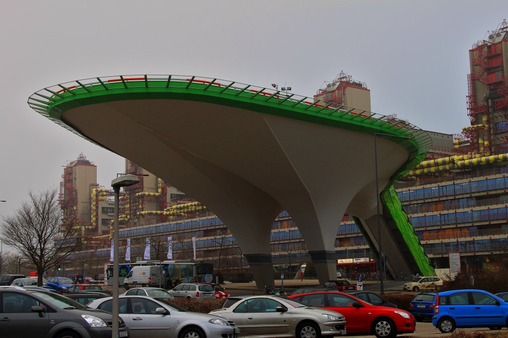 Der neue Hubschrauberlandeplatz vor dem Aachener Klinikum. In Aachen wird er  die Hand Gottes  genannt. (01.03.2012)