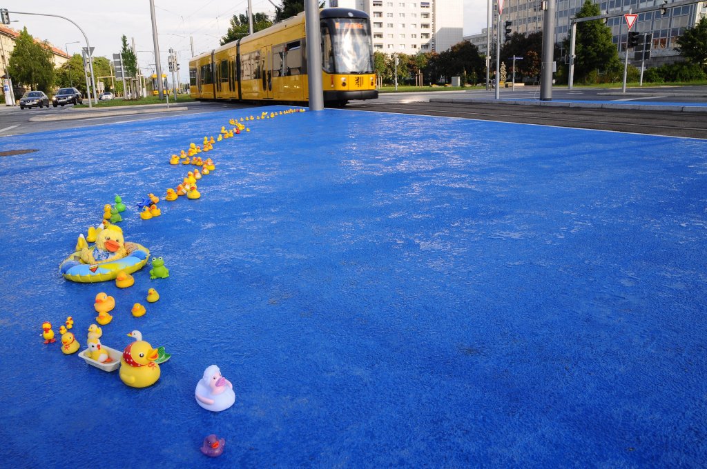 Der neugestaltete Pirnaische Platz. - Oder Dresdens grte Badewanne ?
Der frische, blaue Asphalt soll ein ehemaliges Feuchtgebiet an dieser Stelle kennzeichnen. 
Zahlreiche Dresdner haben die Flche mit ganz persnlichen Gaben etwas aufgebessert ...
(15.05.2011)
