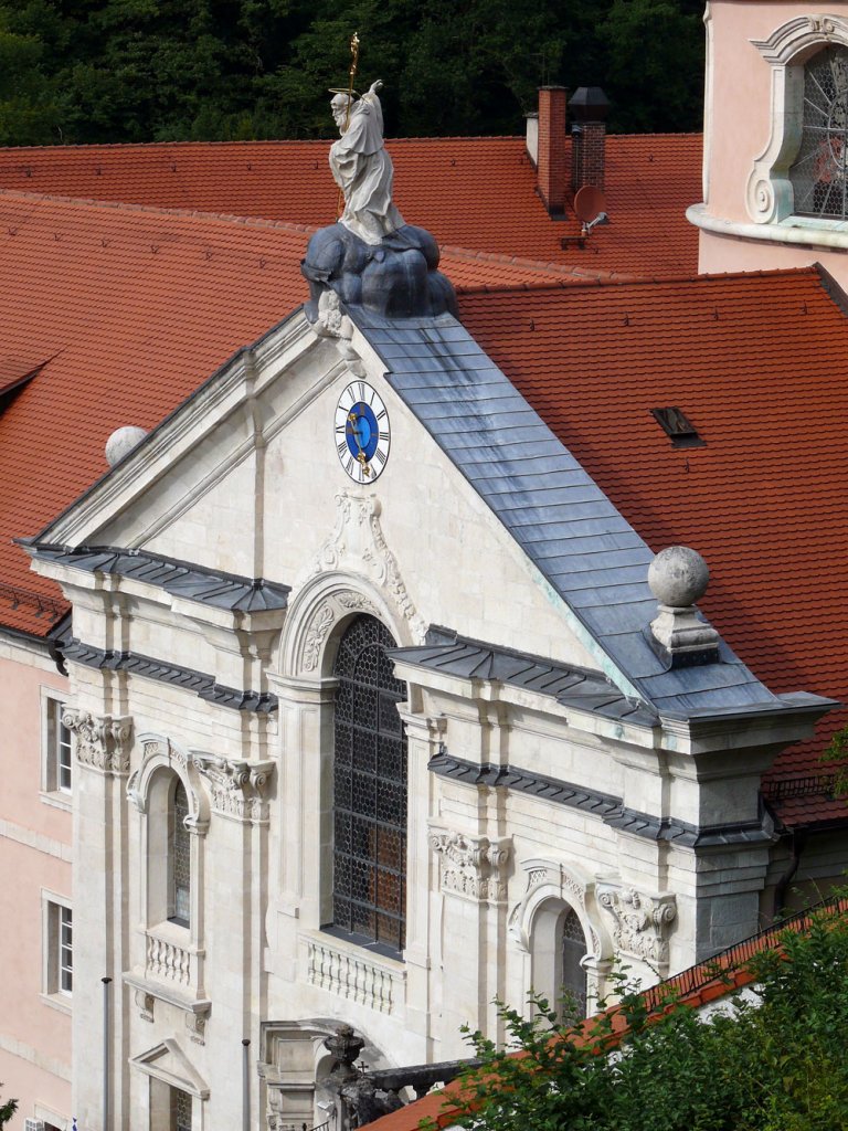 Der obere Teil des Eingangsportals der Benediktiner-Klosterkirche Weltenburg; 04.08.2010
