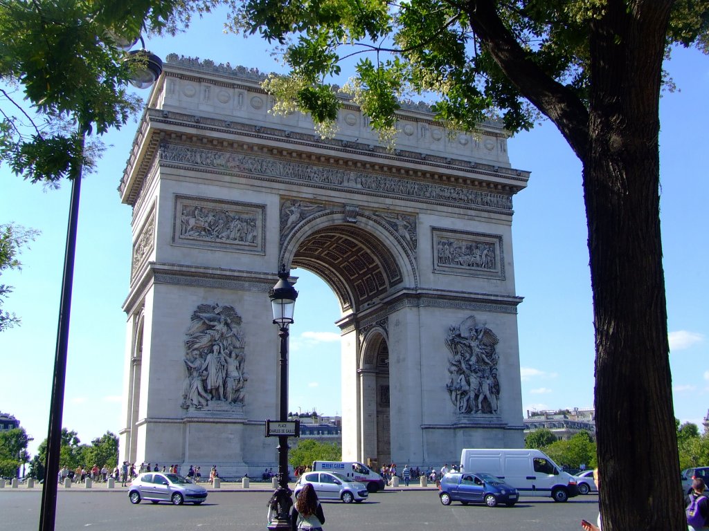 Der Pariser Triumphbogen (frz. Arc de Triomphe) am Place Charles-de-Gaulle in Paris, am 31.07.2007.