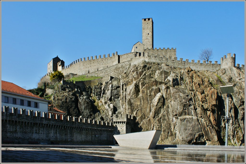 Der Piazza del Sole und die Burg Castelgrande
(21.03.2011)