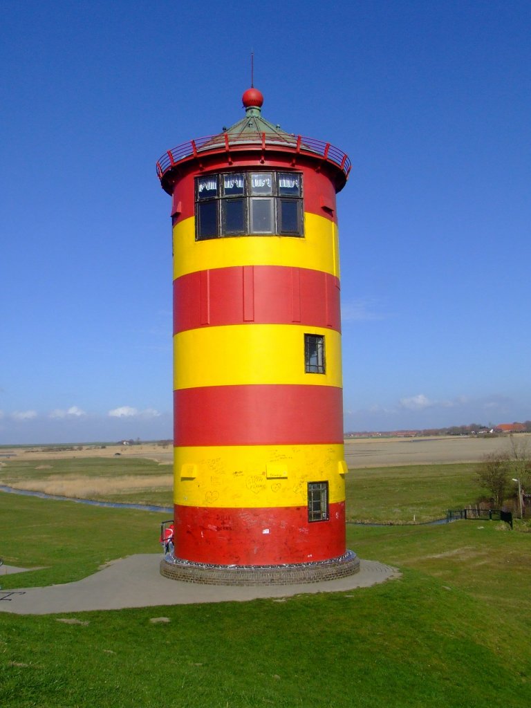 Der Pilsumer Leuchtturm, zur Gemeinde Krummhörn, Ostfriesland, am 17.04.2006