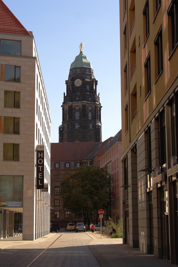 Der Rathausturm der Stadt Dresden, gesehen vom Altmarkt am 06.10.2011.