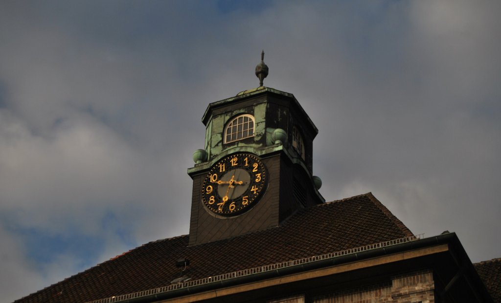Der Ratshausturm mit Uhr im Lehrte. Foto vom 26.10.2010.