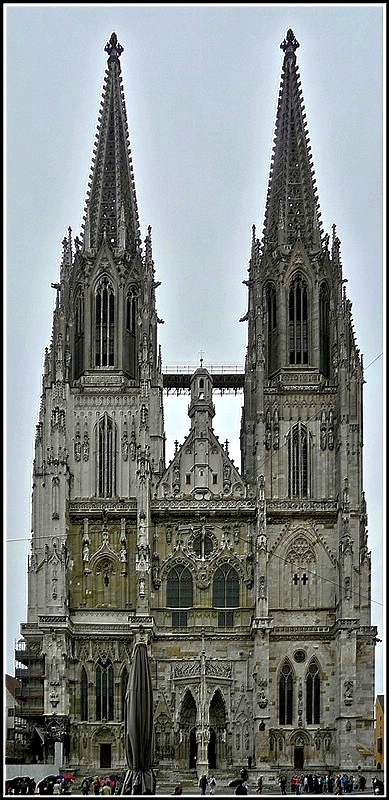 Der Regensburger Dom (auch: Kathedrale St. Peter) ist die bedeutendste Kirche der Stadt Regensburg und Kathedrale des Bistums Regensburg. Die Kirche ist ein Hauptwerk der gotischen Architektur in Sddeutschland. Die 105 Meter hohen Trme sind aus dieser Sicht uerst beeindruckend. 13.09.2010 (Jeanny)

