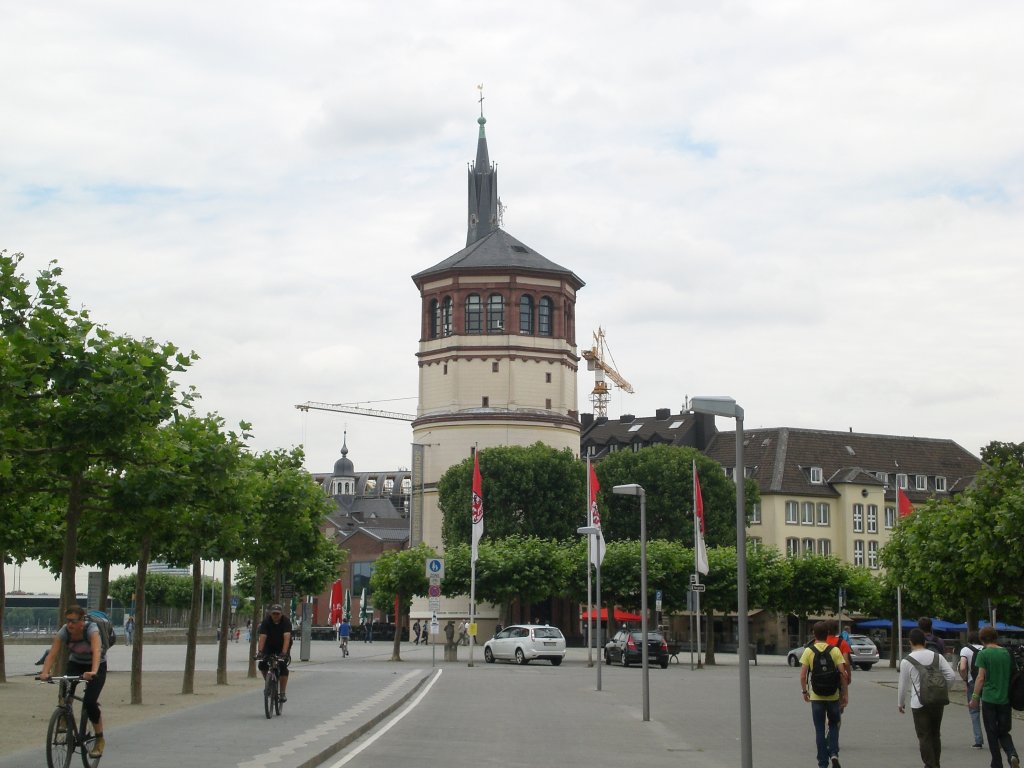 Der Schlossturm auf der Dsseldorfer Hafenpromenade.(2.7.2012)