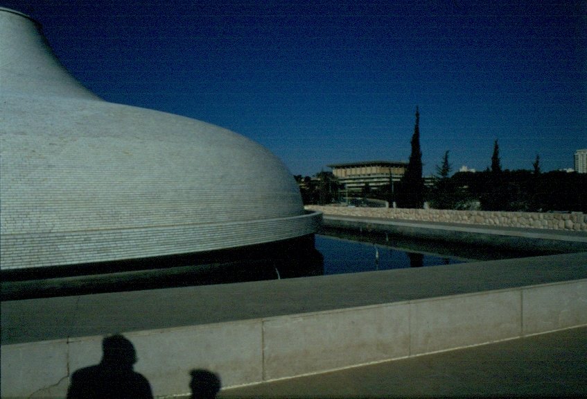 Der Schrein des Buches im Israel Museum, im Hintergrund die Knesset (Dezember 1984)