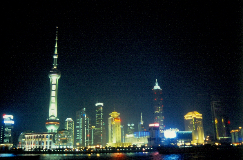 Der Stadtteil Pudong von Shanghai bei nchtlicher Beleuchtung im November 2002