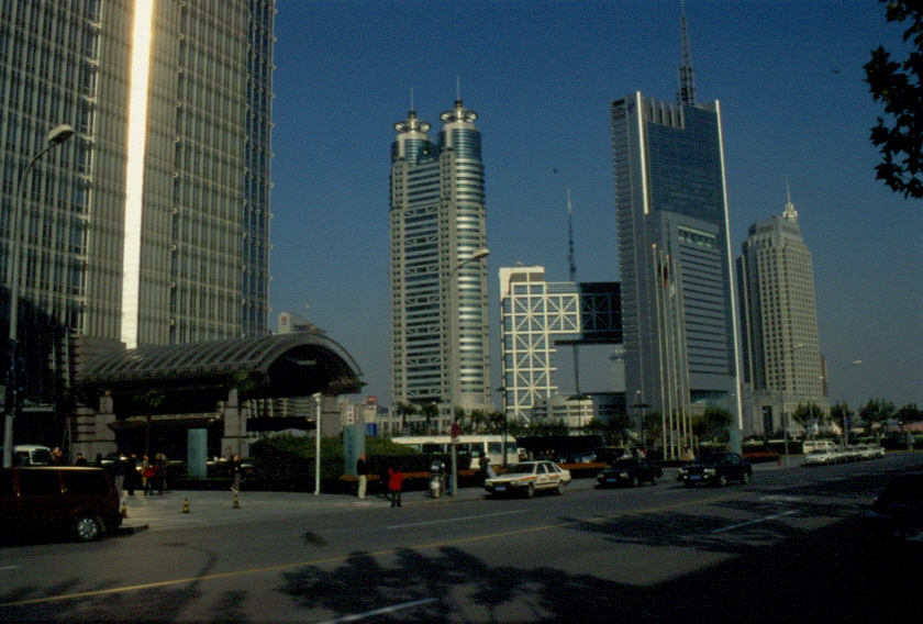 Der Stadtteil Pudong in Shanghai im November 2002. Moderne Brogebude. Der Eingang links im Bild gehrt zum Jin Mao Tower.