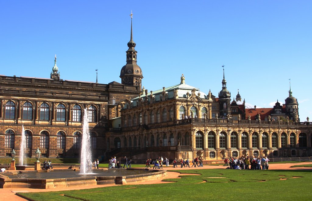 Der Sdbereich des Dresdner Zwingers, im Hintergrund das Knigliche Residenzschlo. (Aufnahme vom 06.10.2011)