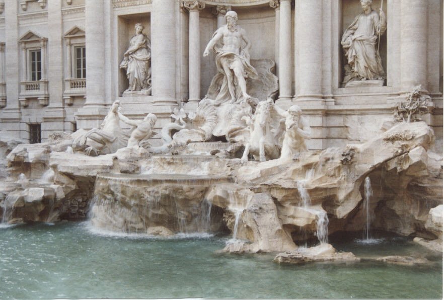 Der Trevi-Brunnen, italienisch Fontana di Trevi, ist der populrste und mit rund 26 Meter Hhe und rund 50 Meter Breite grte Brunnen Roms und einer der bekanntesten Brunnen der Welt. Aufgenommen im Oktober 1994 (scan vom Bild).