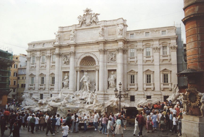 Der Trevi-Brunnen, italienisch Fontana di Trevi, ist der populrste und mit rund 26 Meter Hhe und rund 50 Meter Breite grte Brunnen Roms und einer der bekanntesten Brunnen der Welt. Aufgenommen im Oktober 1994 (scan vom Bild).
