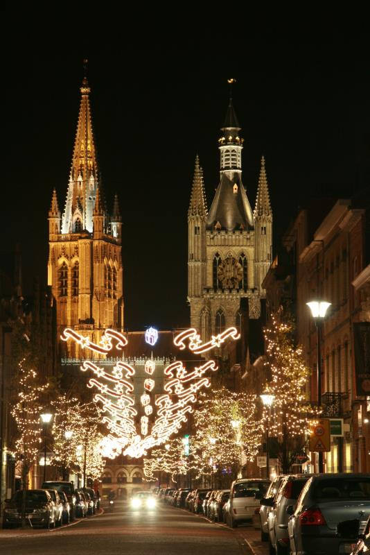 Der Turm derSankt-Martins-Kathedrale mit dem Belfried der Tuchhalle fotografiert aus der weihnachtlicg geschmückten Rijselsestraat; 27.11.2010