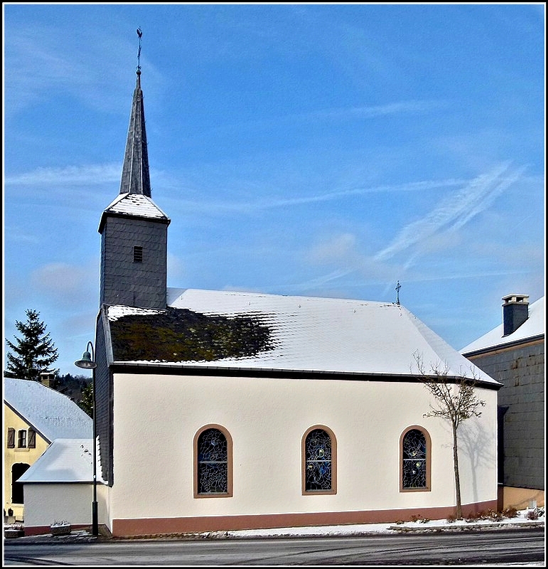 Der Turm der Kapelle von Erpeldange weist auch eine leicht Schieflage auf. Die Kapelle stammt aus dem Jahre 1851 und ist dem Heiligen Eligius gewidmet. 03.12.2010 (Jeanny)