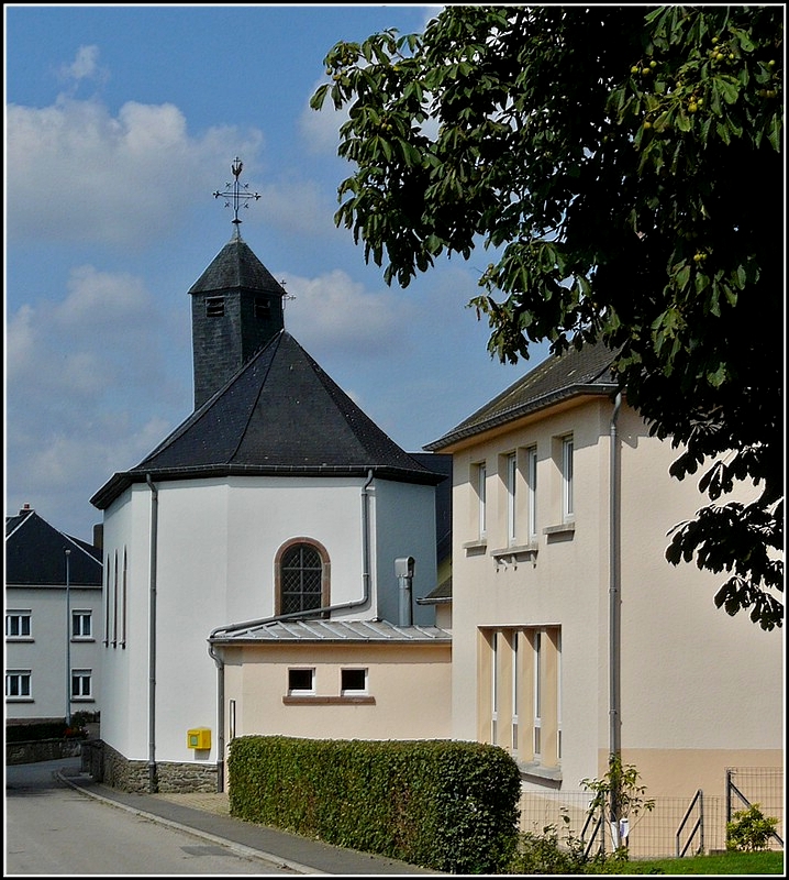 Der Turm der kleinen Kapelle von Heispelt weist auch eine leichte Schieflage auf. 04.09.2010 (Jeanny)