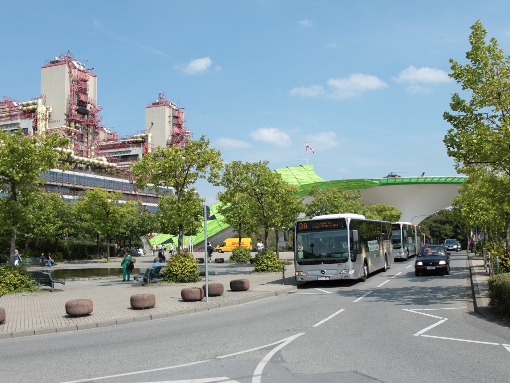 Der Vorplatz vom Aachener Klinikum mit dem neuen Hubschrauberlandeplatz am 04.08.2011.