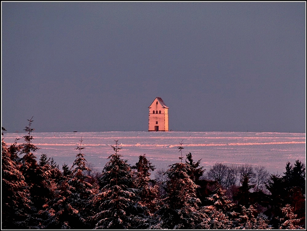 Der Wasserturm von Merscheid im Abendlicht des 25.12.2010. (Jeanny)
