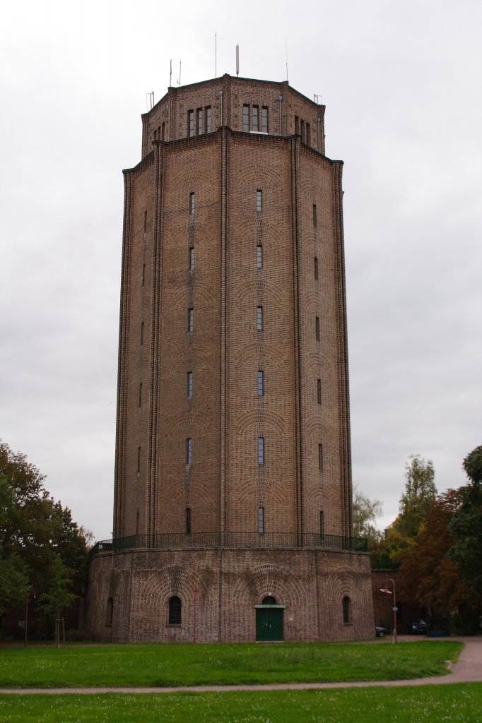 Der Wasserturm Sd am Lutherplatz in Halle/Saale. Das 1927/28 errichtete Bauwerk hat eine Hhe von 45,65 Metern, ein Fassungsvolumen von 2000 m und verfgt ber eine Aussichtsplattform. Das Interessante an der Sache ist, dass diese wassertechnische Anlage auch heute noch zur Versorgung einiger Stadtteile genutzt wird. (Aufnahme vom 05.10.2011)